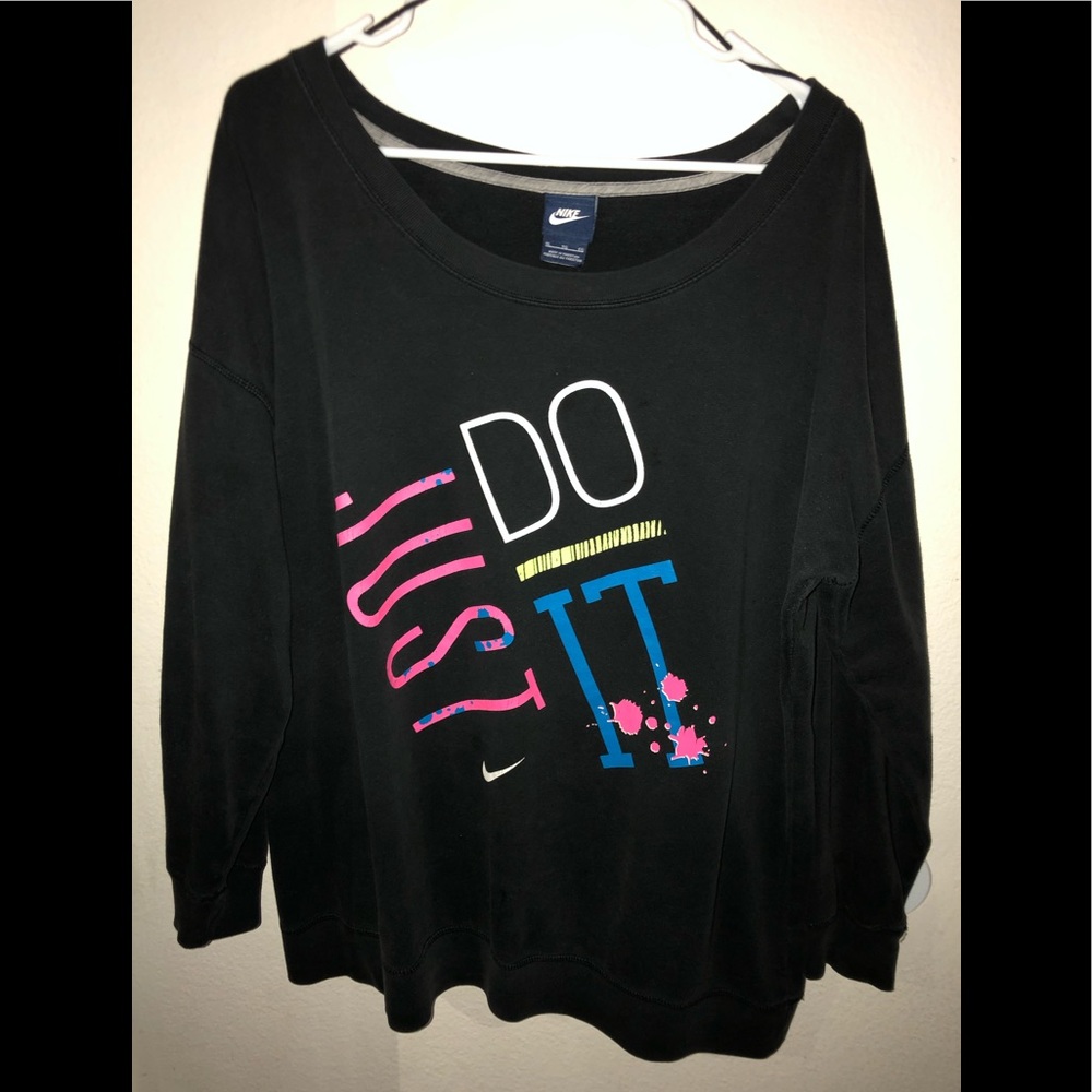 I’m selling a Nike sweater for women